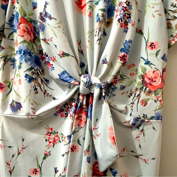 Light blue floral top - Picture 3 of 5
